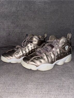 🩶Nike Jordan Jumpman Team II SE shoes in a metallic sepia stone